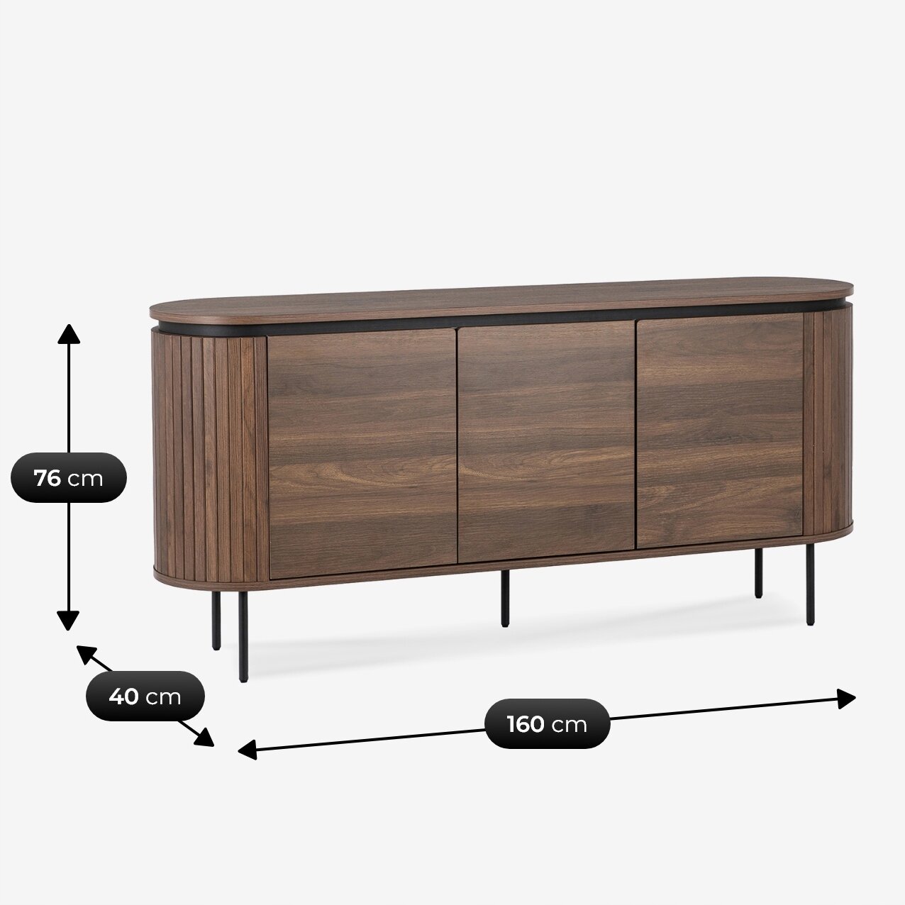 Drewniana komoda w stylu loft z lamelami, w kolorze orzecha, o wymiarach 160 cm szerokości, 76 cm wysokości i 40 cm głębokości. Komoda stoi na czarnych, metalowych nogach.