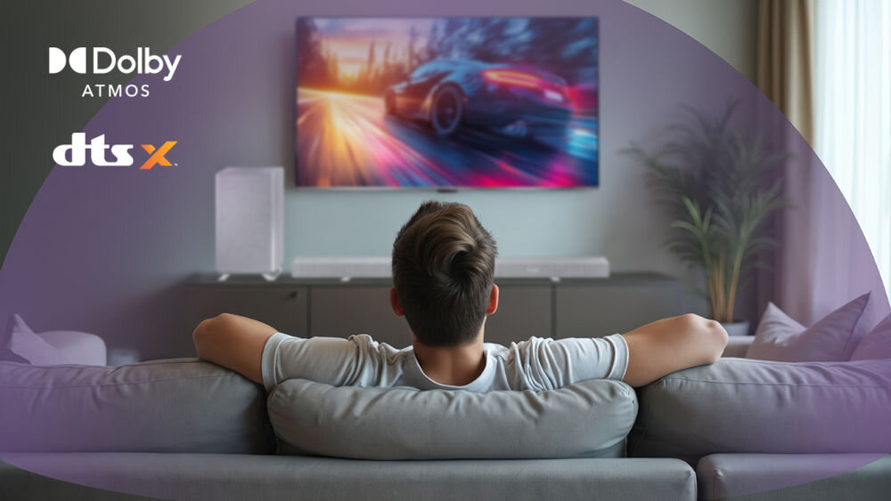 Soundbar SHARP HT-SBW55121 Dolby Atmos DTS:X kinowy dźwięk domowy, osoba siedząca na kanapie oglądająca program telewizyjny