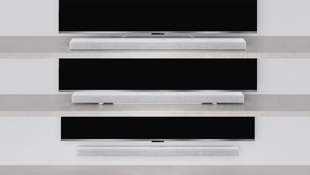 Soundbar SHARP HT-SBW55121 montaż elastyczne ustawienie telewizor, trzy kadry soundbara, z nóżkami, bez nóżek oraz zawieszony pod telewizorem