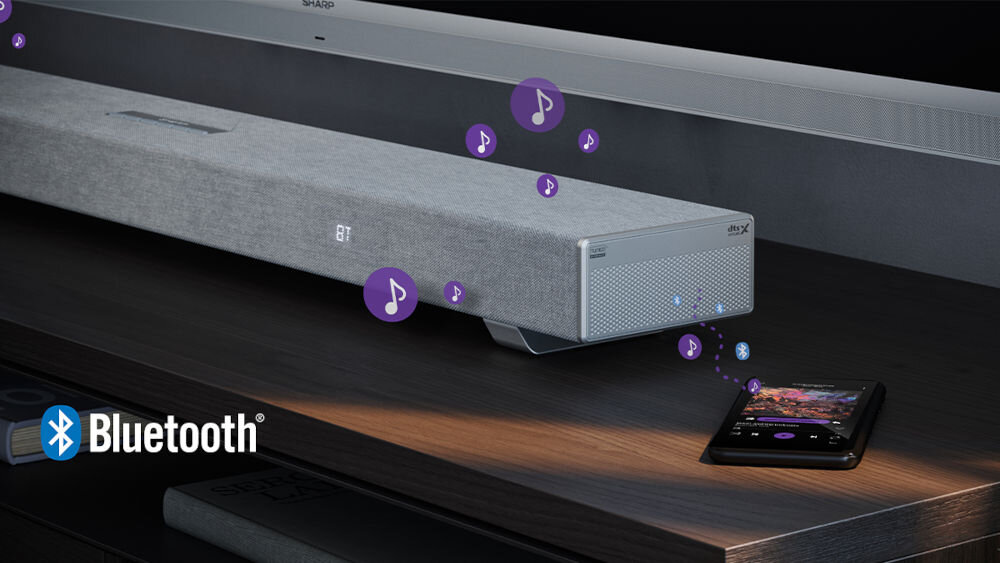 Soundbar SHARP HT-SBW55121 Bluetooth 5.3 bezprzewodowe odtwarzanie, soundbar stojący na komodzie połączony z teelefonem poprzez funkcję Bluetooth