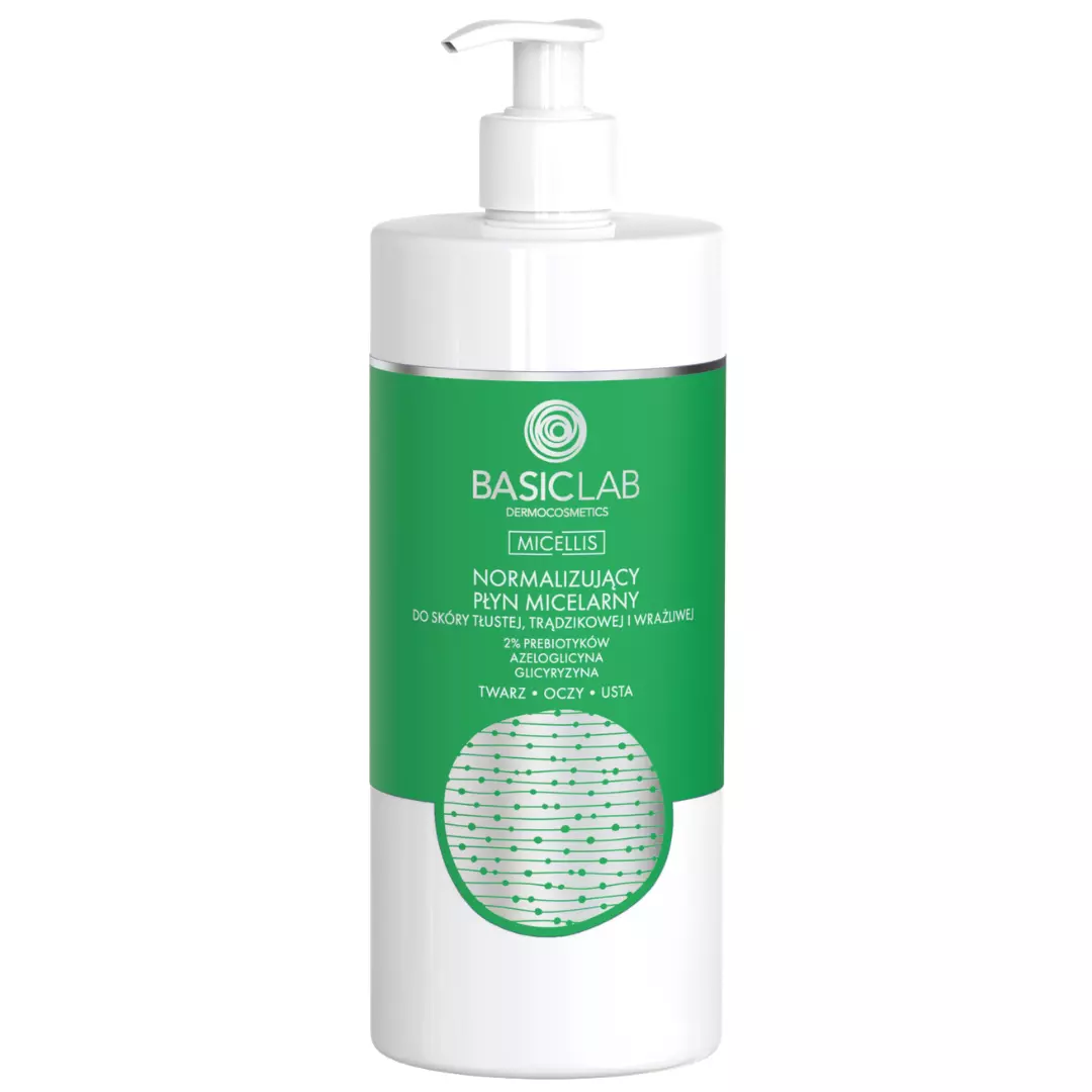 Butelka z pompką zawierająca produkt Basiclab Normalizujący Płyn Micelarny 500ML z zieloną etykietą. Na etykiecie widnieje tekst: \'BASICLAB DERMOCOSMETICS MICELLIS NORMALIZUJĄCY PŁYN MICELARNY DO SKÓRY TŁUSTEJ, TRĄDZIKOWEJ I WRAŻLIWEJ 2% PREBIOTYKÓW AZELOGLICYNA GLICYRYZYNA TWARZ • OCZY • USTA\'.