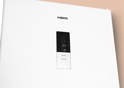 Zbliżenie na sterowanie elektroniczne lodówki MPM-311-FF-56.