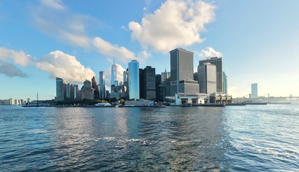 Dron DJI Neo 2 Panorama nadwodna z wieżowcami miasta w świetle dziennym i chmurami, jakość, nagrywanie, rozdzielczość