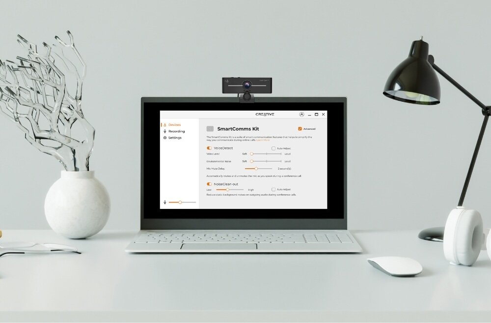 Kamera internetowa CREATIVE Live! Cam Sync 4K
                kamera zamontowana na laptopie na biurku na jasnym tle