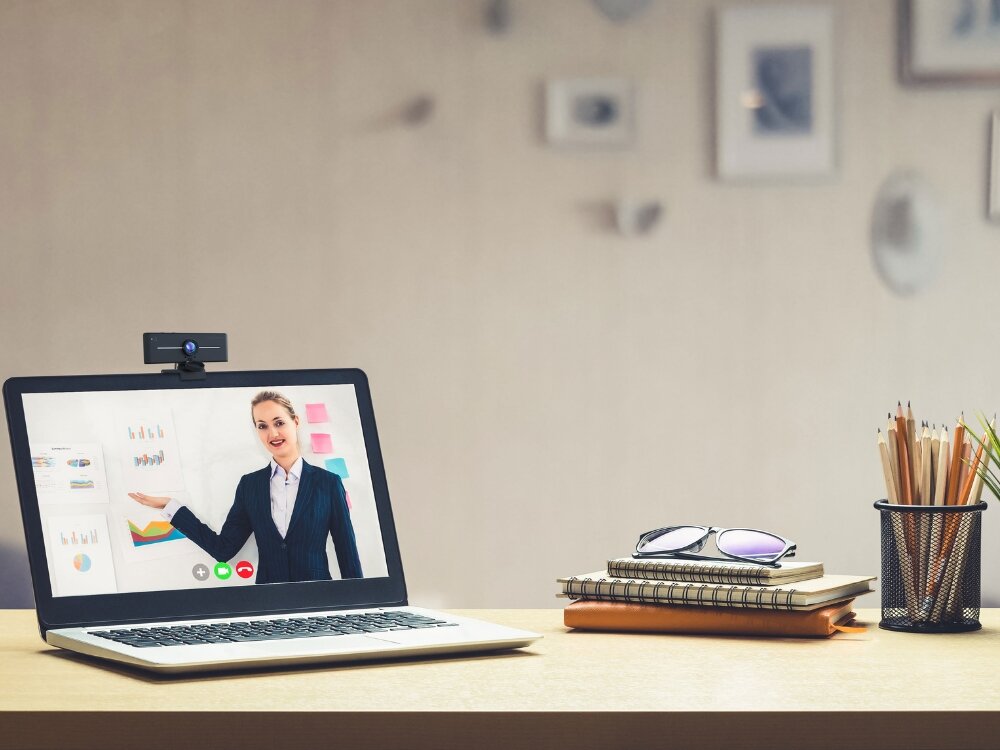 Kamera internetowa CREATIVE Live! Cam Sync 4K
                kamera zamontowana na laptopie na biurku podwójne mikrofony cyfrowe aplikacja CREATIVE voicedetect noiseclean-out technologia dźwięk