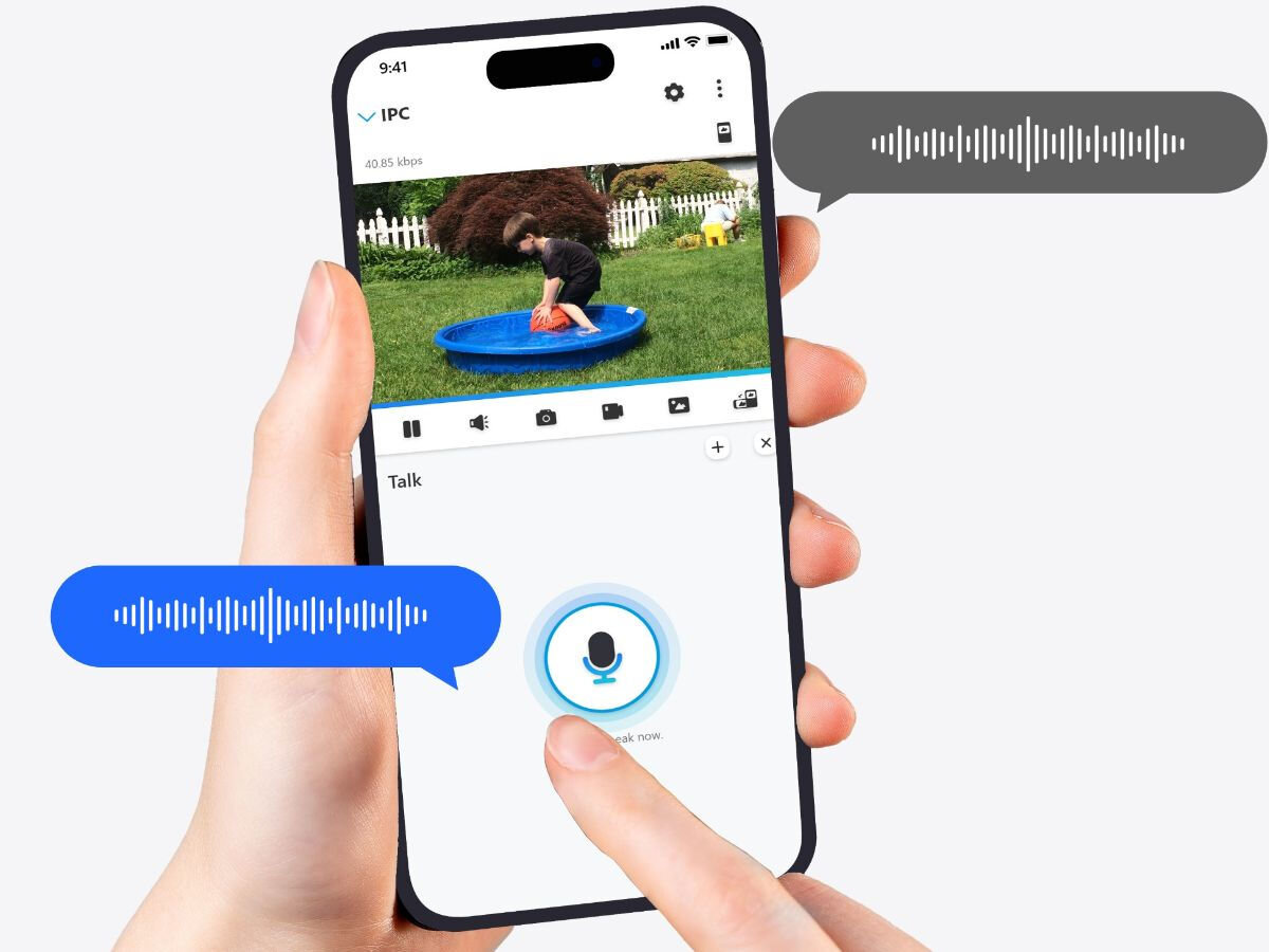 Kamera REOLINK P850 - Dwukierunkowa komunikacja, ręka trzymająca smartfon z włączoną aplikacją
