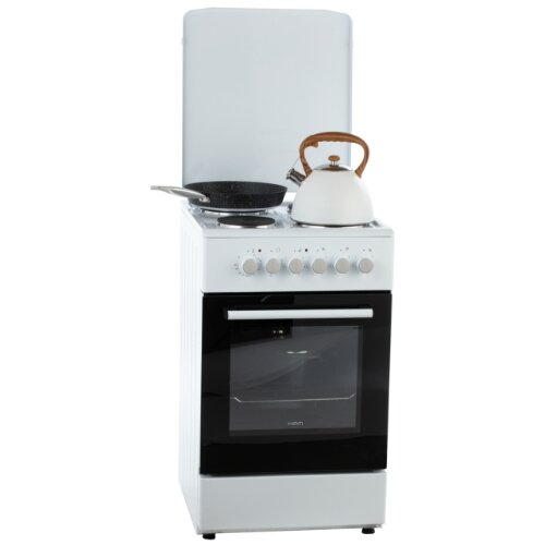 Kuchnia gazowa. Na płycie patelnia i czajnik.