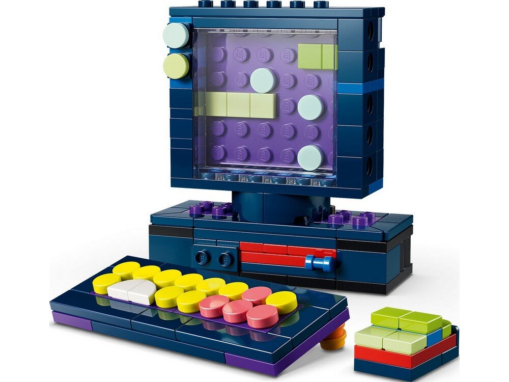 Zestaw klocków przedstawiający retro konsolę do gier z ekranem i kontrolerem. Ekran jest zbudowany z klocków w kolorach fioletowym, zielonym i niebieskim, a kontroler ma kolorowe przyciski.