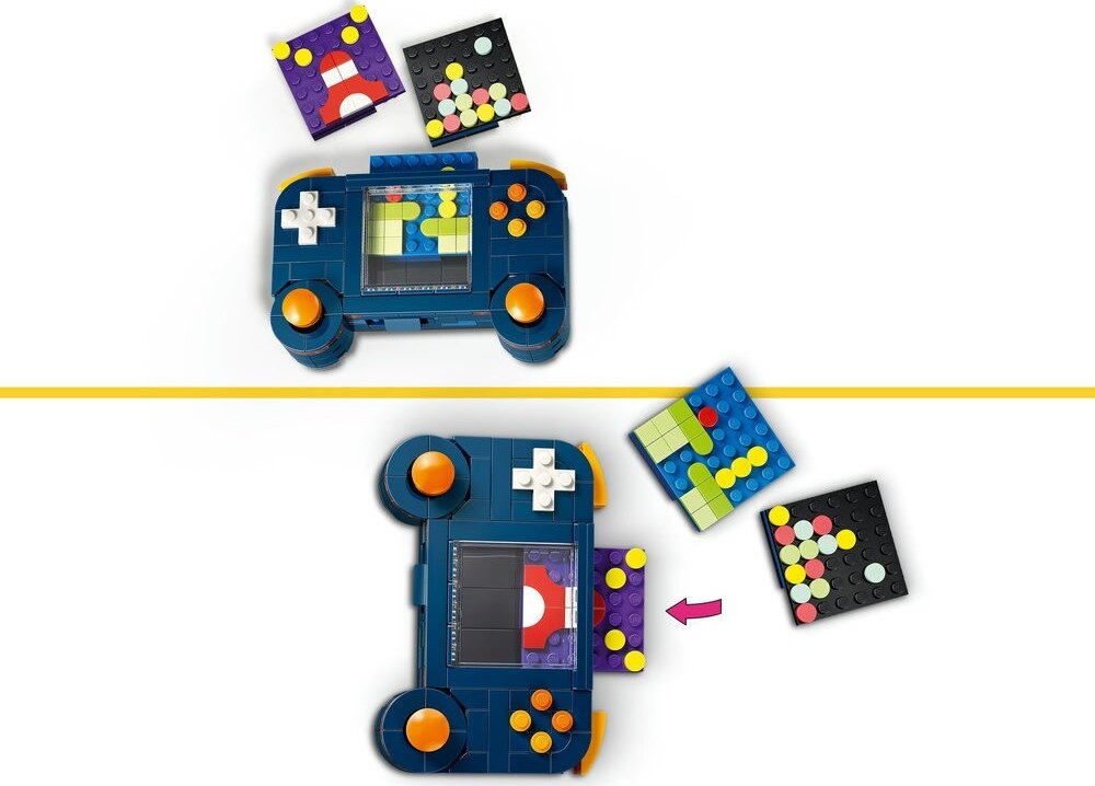Na obrazie widoczna jest niebieska konsola do gry zbudowana z klocków, z białymi i pomarańczowymi przyciskami. Obok konsoli znajdują się kolorowe płytki z różnymi wzorami z klocków.