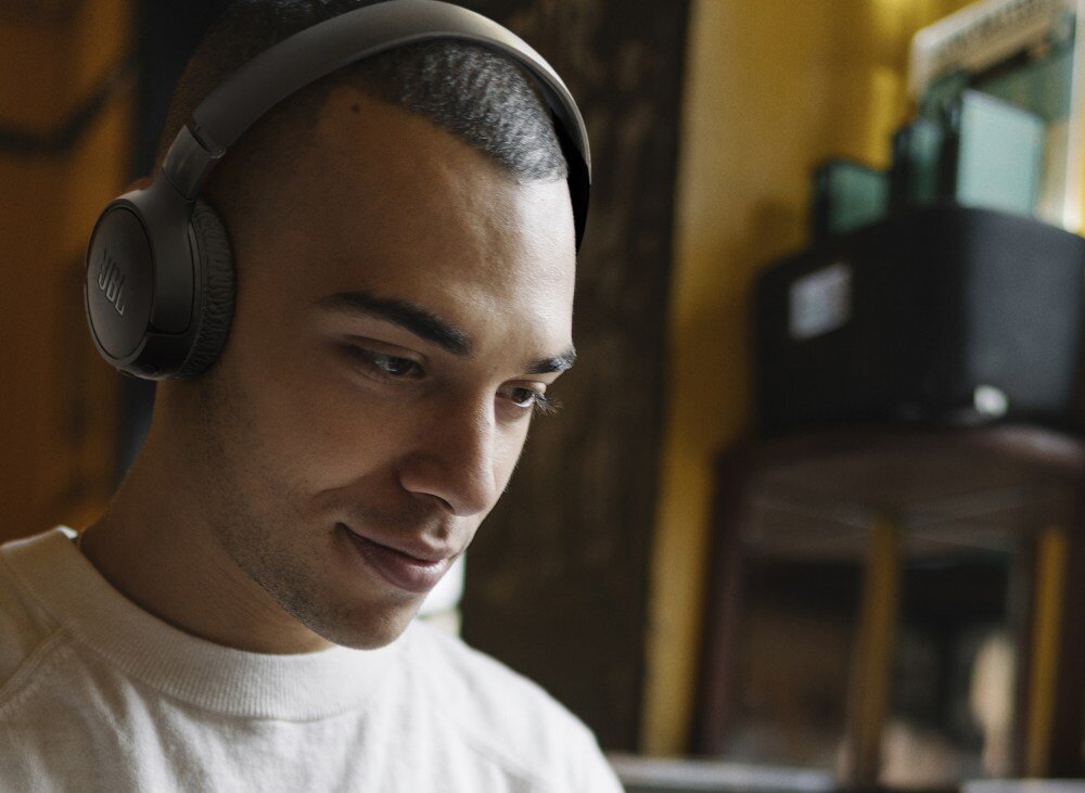 JBL Tune 670NC przetworniki aktywna redukcja szumów design dopasowanie łączność wygoda sterowanie bateria