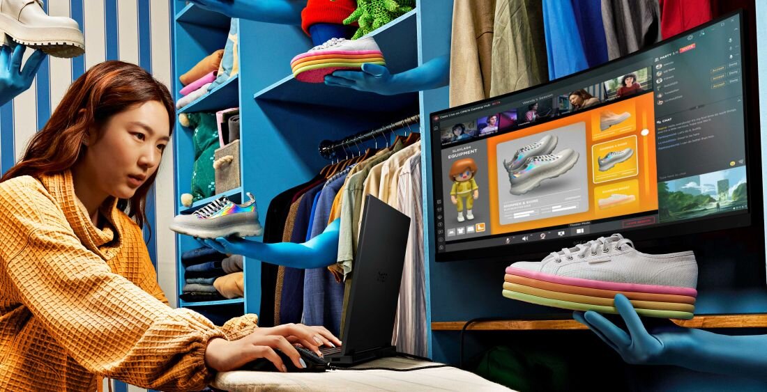 Laptop HP Omen 16 - Kobieta siedząca przy laptopie HP Omen 16, z szafą obfitującą w obuwie w tle. 