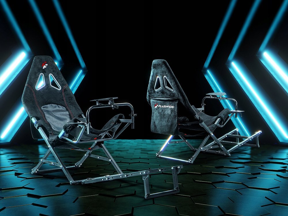 Kokpity FLASHFIRE Flashseat Lite F910 na tle oświetlonego na niebiesko pomieszczenia.