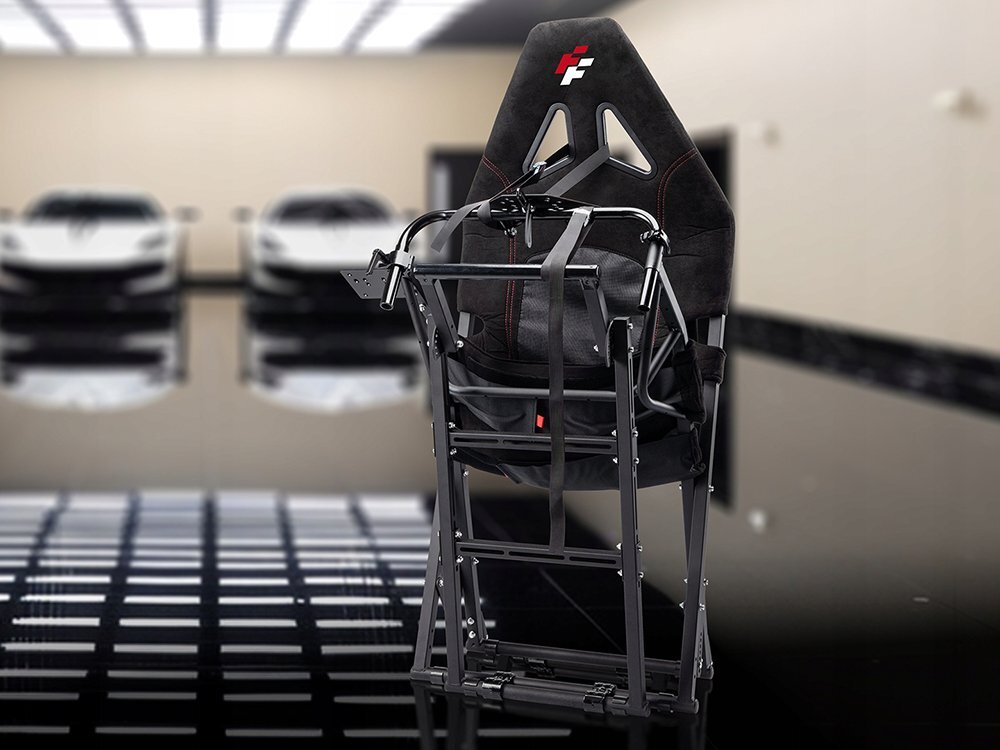 Złożony kokpit FLASHFIRE Flashseat Lite F910 na tle garażu z autami sportowymi.