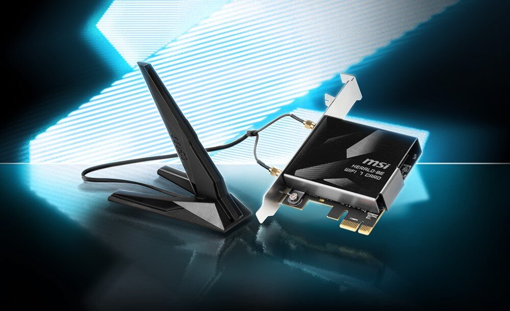 Karta sieciowa MSI HERALD BE9400 Karta sieciowa PCIe połączona dwoma przewodami z zewnętrzną anteną stojącą na ciemnym tle z jasnymi pasami świetlnymi, opis