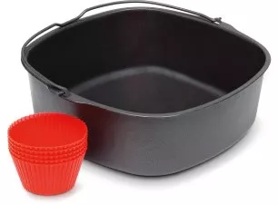 Czarny, kwadratowy pojemnik z uchwytem oraz stos czerwonych, silikonowych foremek na muffinki.