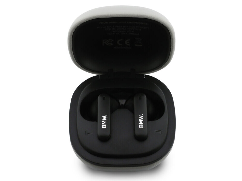 Słuchawki BMW bateria 250 mAh etui USB-C ładowanie TWS dokanałowe, słuchawki wraz z etui ładującym na białym tle
