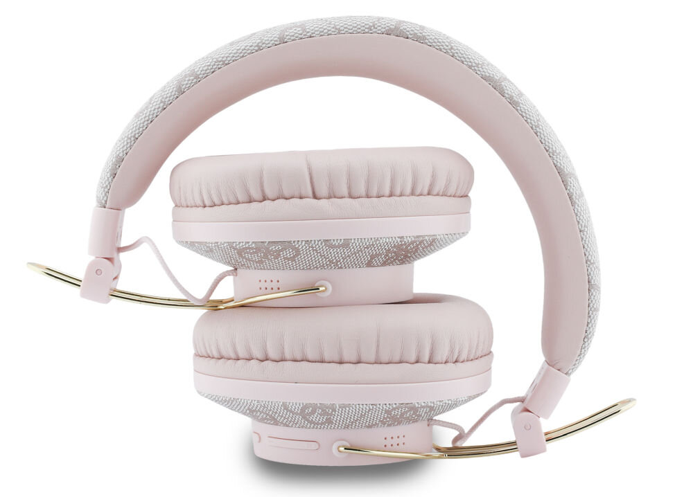 Różowe słuchawki nauszne z miękkimi poduszkami i złotymi akcentami. Na pałąku widoczne jest logo GUESS w formie wzoru.