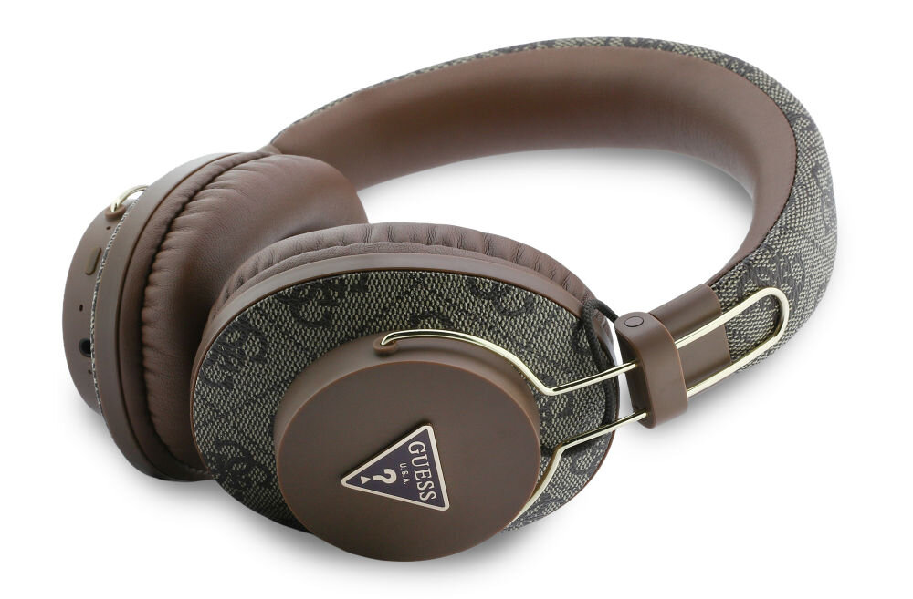 Brązowe słuchawki nauszne z logo GUESS w kształcie trójkąta na nauszniku. Pałąk i nauszniki pokryte są materiałem z wzorem w litery G.