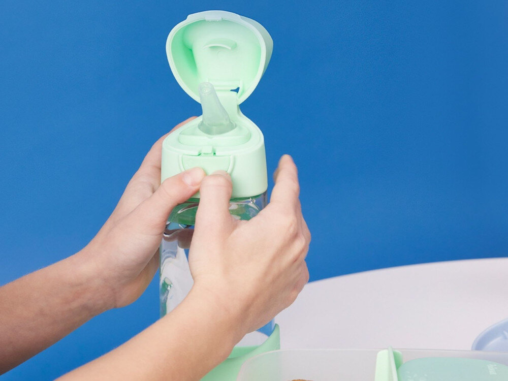 Butelka tritanowa B.BOX BB00882 Miętowo-zielony Wygodne otwieranie przyciskiem  w klapkę otwieraną przyciskiem Silikonowy słomka z zaworkiem słomka ustawiona pod kątem napój