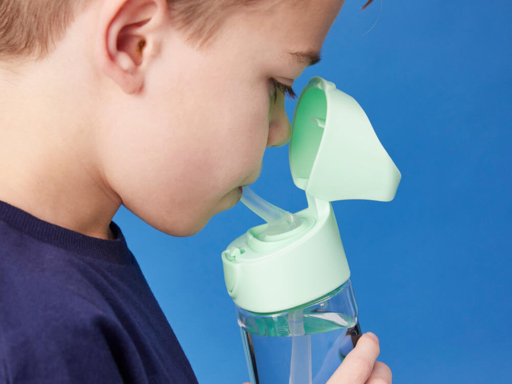 Butelka tritanowa B.BOX BB00882 Miętowo-zielony Stworzona na codzienne wyjścia Szeroki otwór łatwe napełnianie dodanie kostek lodu Zintegrowane zamknięcie chroni słomkę przed zabrudzeniem wbudowana słomka wsparcie ochrona