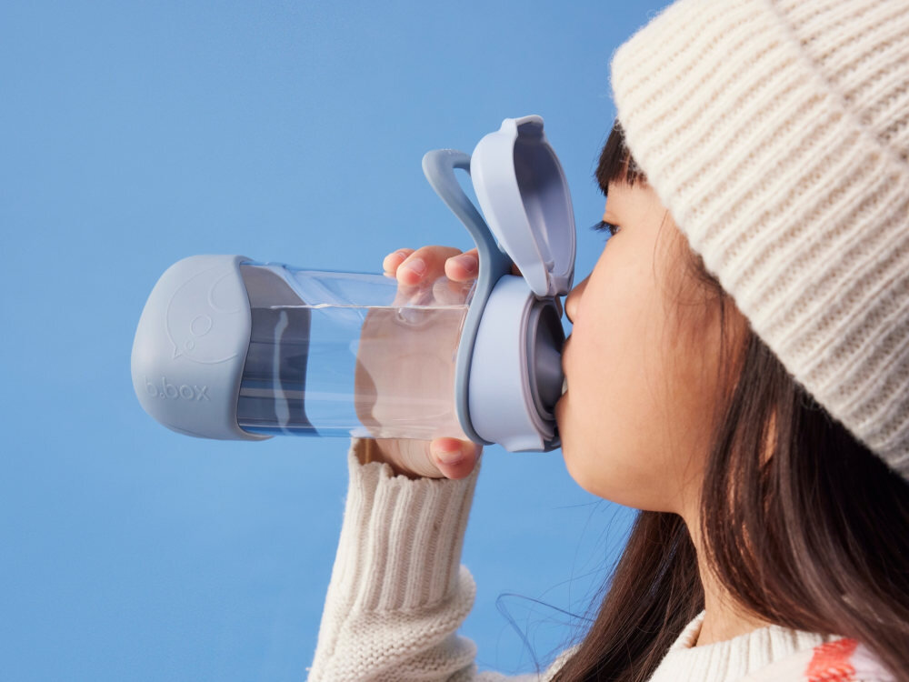 Butelka tritanowa B.BOX BB00872 Niebieski Ergonomia dopasowana do dłoni Trójkątny kształt pewny chwyt  Elastyczny uchwyt  ułatwienie Lekka konstrukcja z wytrzymałego Tritanu™ 