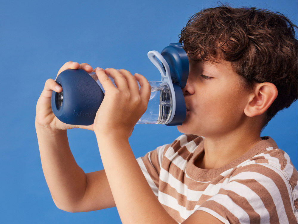 Butelka tritanowa B.BOX BB00873 Różowy Ergonomia dopasowana do dłoni Trójkątny kształt pewny chwyt  Elastyczny uchwyt  ułatwienie Lekka konstrukcja z wytrzymałego Tritanu™ 