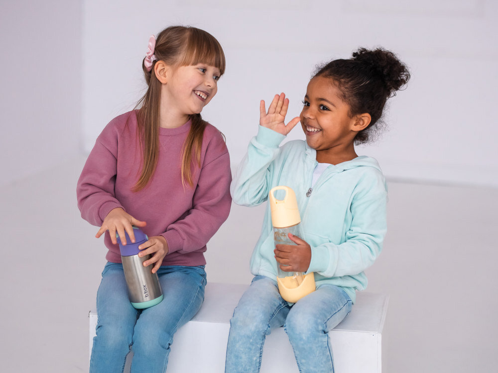 Butelka tritanowa B.BOX BB00224 Niebiesko-szary Szczelność w każdej sytuacji zaworek szczelne zamknięcie od 3 roku życia Wykonanie z tritanu