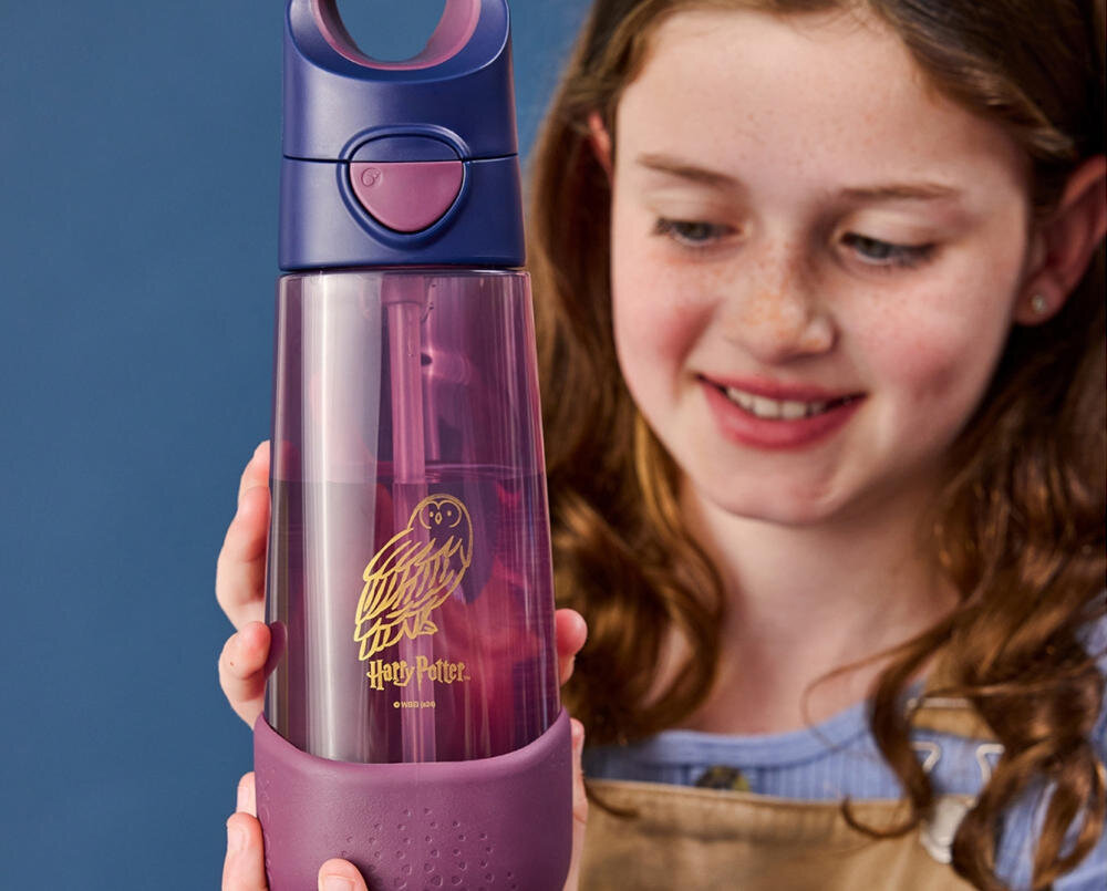 Butelka tritanowa B.BOX BB00916 Bordowo-granatowy Wygodne picie bez rozlewania Miękka silikonowa słomka z zaworkiem Praktyczny przycisk Zabezpieczona pokrywka chroni ustnik przed zabrudzeniami higiena