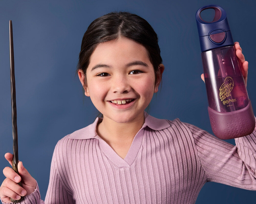 Butelka tritanowa B.BOX BB00916 Bordowo-granatowy Wygoda przenoszenia Zintegrowany uchwyt w pokrywce detal Lekka konstrukcja dobrze leży w dłoni