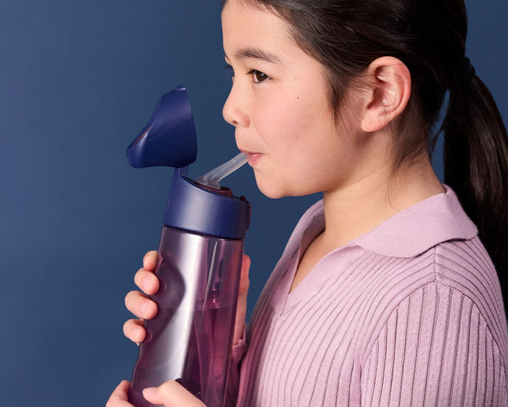 Butelka tritanowa B.BOX BB00916 Bordowo-granatowy Nawodnienie z nutą magii Motyw inspirowany światem czarodziejówPołączenie trwałego Tritanu™, szczelnej konstrukcji i wygodnej słomki dla dzieci od 3 roku życia