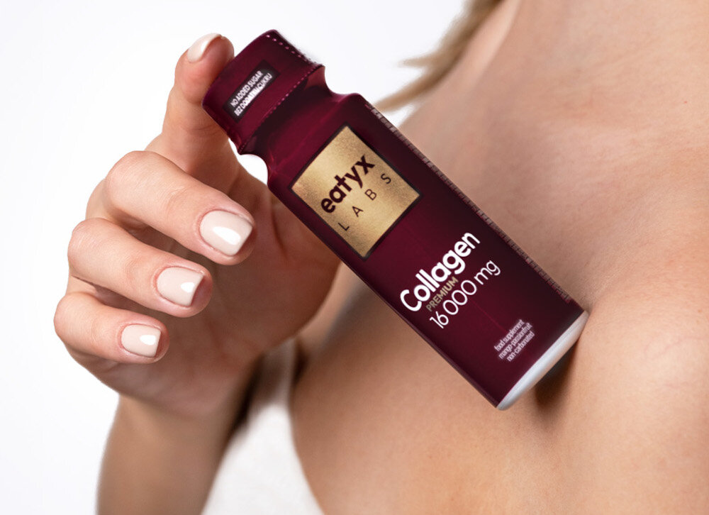 Kolagen EATYX Labs Premium 16000 mg Mango-marakuja (80 ml) jasne tło kobieta stoi tyłem w dłoni trzyma buteleczkę kolagenu nie zawiera dodatku cukru ani glutenu bez składników pochodzących z ryb i owoców morza wygoda estetyka i konsekwencja w codziennej pielęgnacji