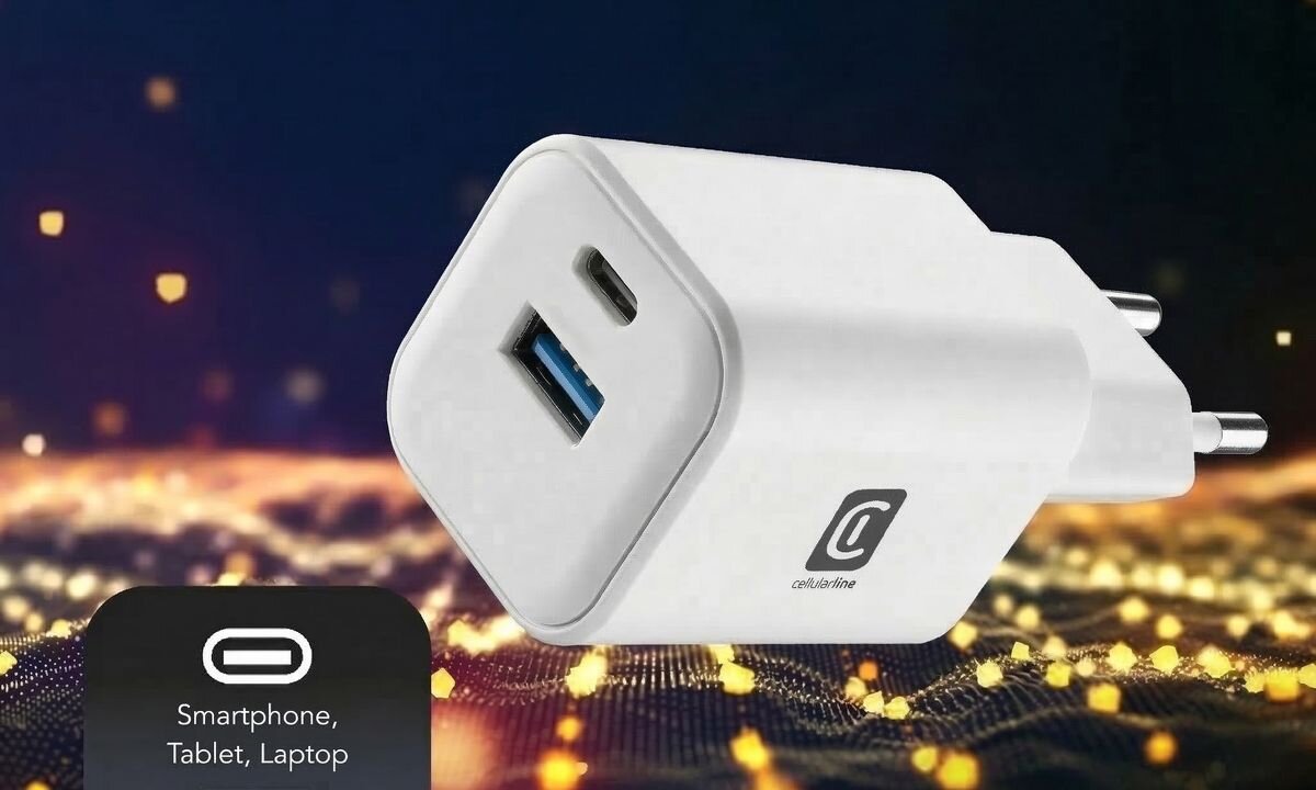 CELLULARLINE Mini 65 W Port USB-C Power Delivery 65 W Standard PD - zbliżenie na ładowarkę i jej porty