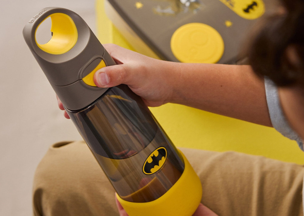 Butelka tritanowa B.BOX BB00915 Szaro-żółty Otwiera się jednym kliknięciem Jedno naciśnięcie przycisku System szybkiego otwierania  Ergonomiczny kształt praktyczny uchwyt przenoszenie i przypięcie do plecaka Transparentny korpus