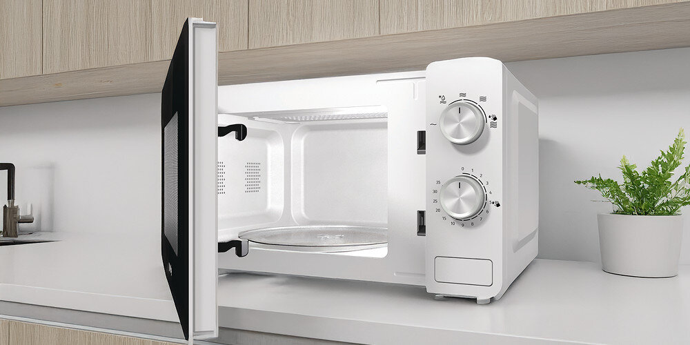 KUCHNIA MIKROFALOWA GORENJE MO17E1W kuchenka kolor biały otwarte drzwiczki wnętrze panel pokrętła łatwe czyszczenie gładkie wnętrze brak zakamarków szybkie czyszczenie higieniczne wnętrze