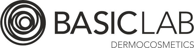 Logo Basiclab Dermocosmetics z okrągłym symbolem po lewej stronie i nazwą marki po prawej.