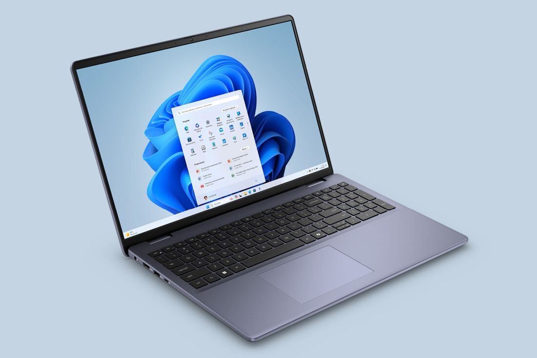 Laptop Dell XPS 16 z aplikacją MyDell i Copilot wyświetla panel AI na ekranie podczas pracy biurowej
