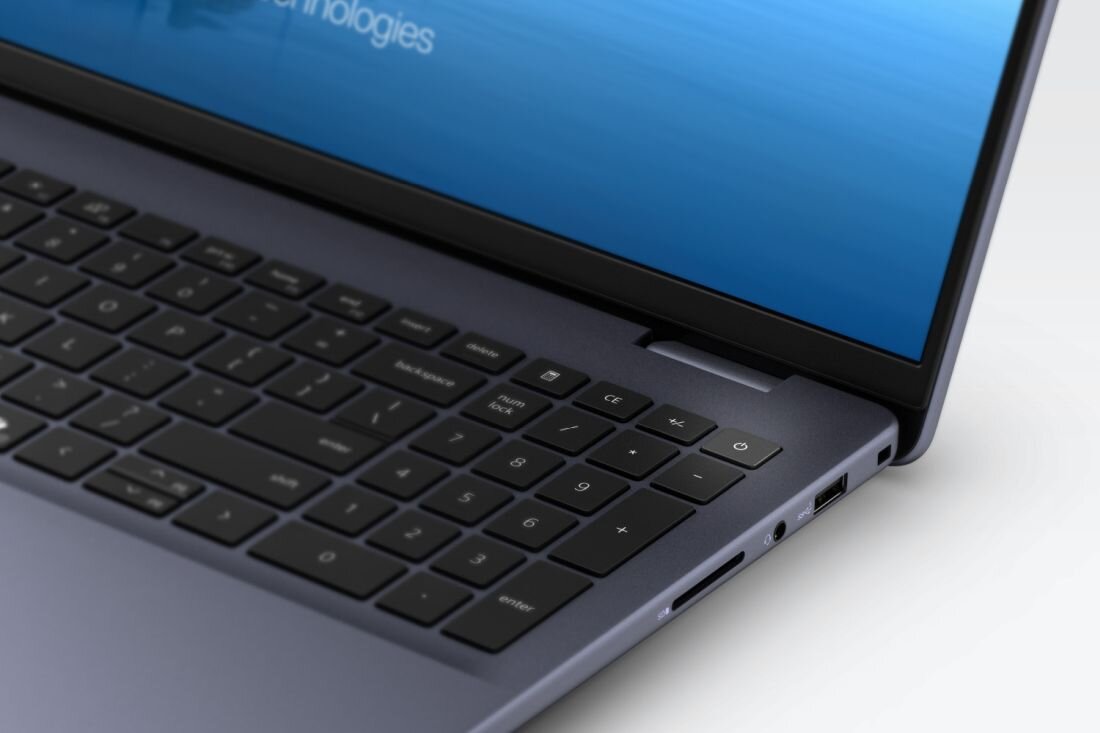 Laptop Dell XPS 16 prezentuje smukłą konstrukcję i port USB-C na jasnym tle podczas mobilnej pracy biznesowej