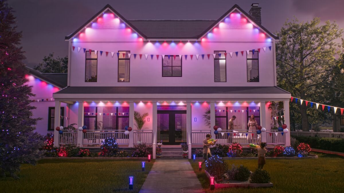 Girlanda ogrodowa PHILIPS HUE Festavia (moduł przedłużający 9 m), girlanda, ogrodowa, Festavia, Hue, Dom z girlandami świetlnymi w barwach czerwonej, białej i niebieskiej.