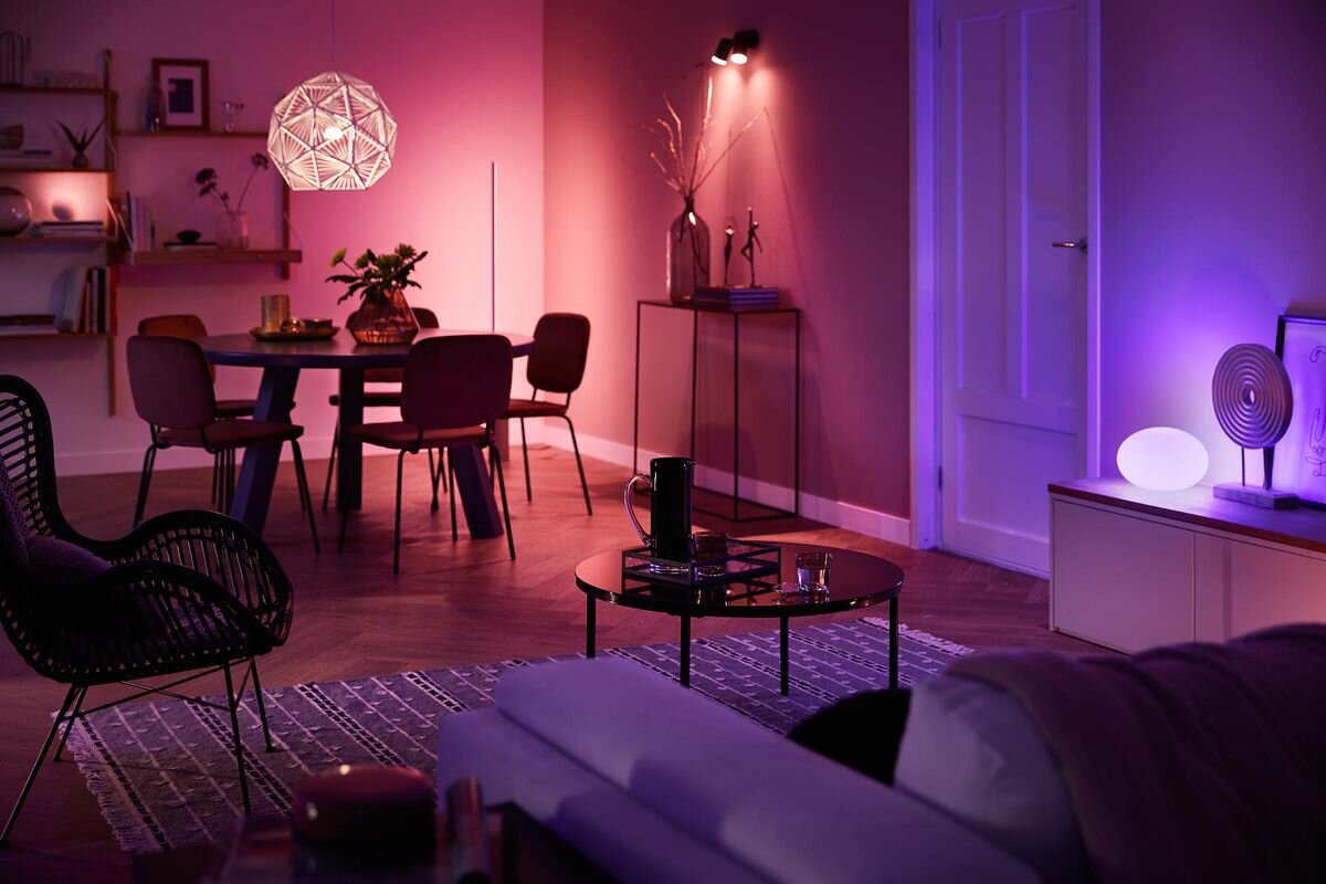 Lampa biurkowa PHILIPS HUE Flourish (Bluetooth, ZigBee), nastrój, światło, biurkowa, Flourish, Salon z nastrojowym, różowym oświetleniem inteligentnym Philips Hue.