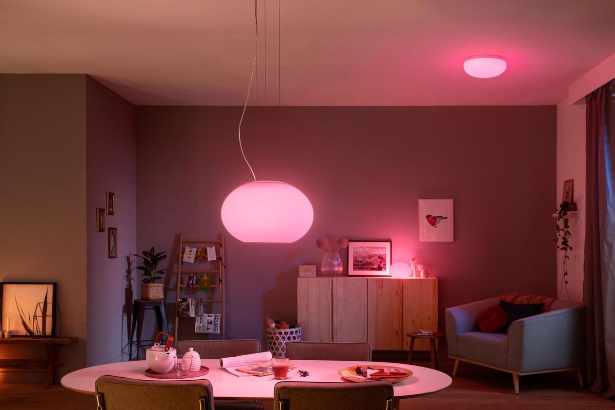 Lampa biurkowa PHILIPS HUE Flourish (Bluetooth, ZigBee), Matter, integracja, Zigbee, system, Wnętrze z różowymi lampami wiszącymi i stołowymi Philips Hue.