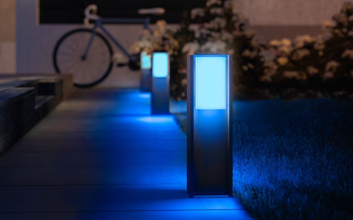 Lampa zewnętrzna PHILIPS HUE Turaco 929004308101, ogród, latarnia, Turaco, 1100lm, Ścieżka w ogrodzie oświetlona niebieskim światłem słupków Philips Hue.