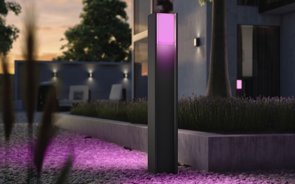 Lampa ogrodowa PHILIPS HUE Turaco 929004308201, kolory, 16mln, ogród, 1100lm, Wysoki słupek ogrodowy Philips Hue Turaco świecący na różowo o zmierzchu.