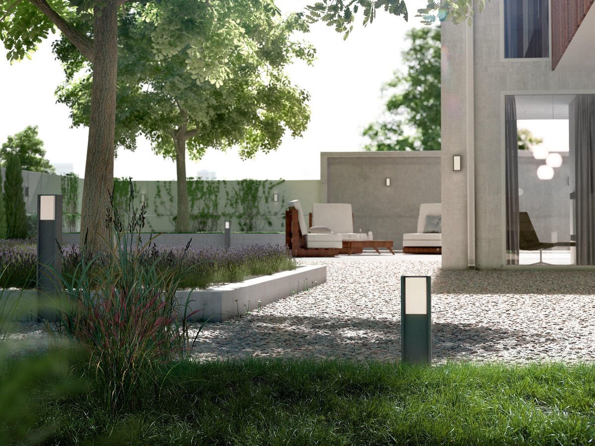 Lampa ogrodowa PHILIPS HUE Turaco 929004308201, automatyczne, lokalizacja, harmonogram, bezpieczeństwo, Lampy ogrodowe i słupki Philips Hue Turaco w słonecznym ogrodzie.