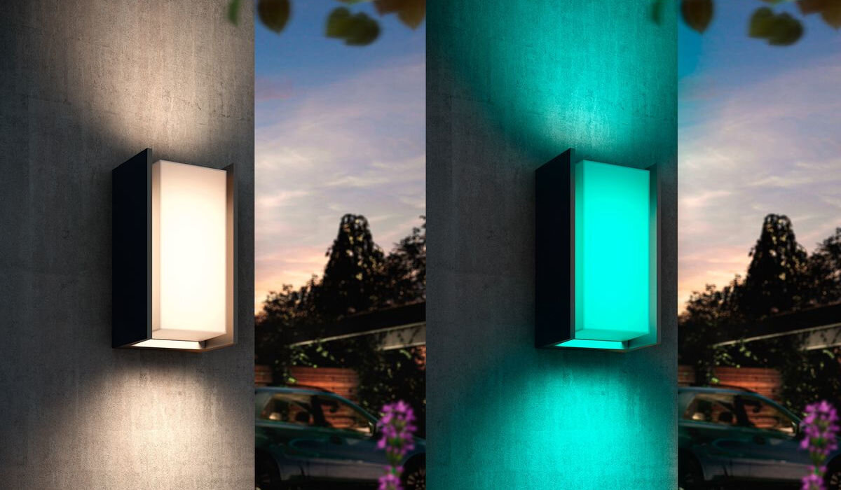 Kinkiet zewnętrzny PHILIPS HUE Turaco (Bluetooth, ZigBee), kolory, 16mln, kinkiet, 1100lm, porównanie kinkietu Turaco świecącego ciepłą bielą i kolorem cyjanowym.