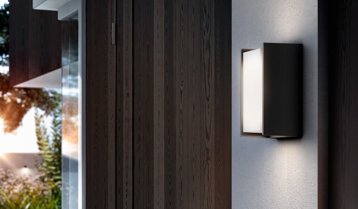 Kinkiet zewnętrzny PHILIPS HUE Turaco (Bluetooth, ZigBee), IP44, aluminium, zewnętrzny, trwały, Kinkiet Philips Hue Turaco na elewacji budynku w świetle dziennym.