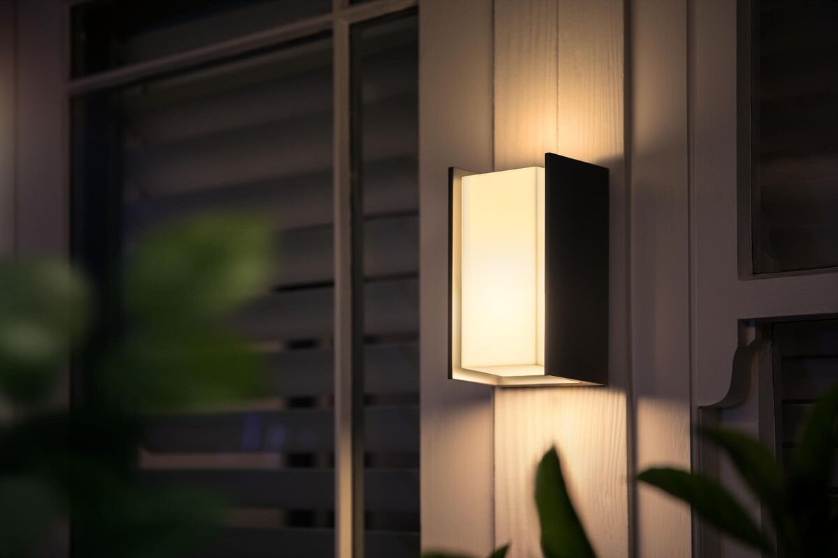 Kinkiet zewnętrzny PHILIPS HUE Turaco (Bluetooth, ZigBee), E27, 8,1W, CRI80, 25.000h, Kinkiet zewnętrzny Philips Hue Turaco świecący ciepłym światłem w nocy.