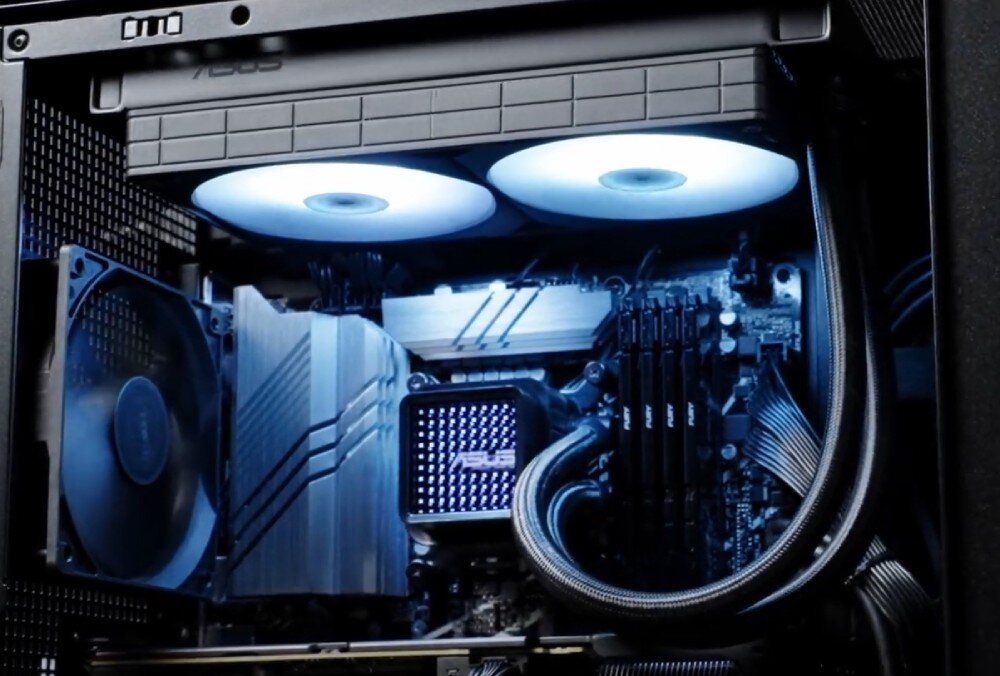 Komputer MAD DOG Powered By Asus GT302-A01DR32 Wnętrze obudowy komputera z chłodzeniem wodnym i podświetlanymi na biało wentylatorami u góry