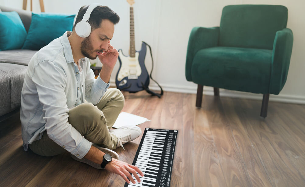 Pianino zwijane MUSICMATE MM-P5-B TravelKeys 17 głosów 10 stylów rytmicznych 8 efektów dźwiękowych funkcja nagrywania wejście słuchawkowe jack 3,5 mm od klasycznego pianina po dźwięki
					harfy organów skrzypiec