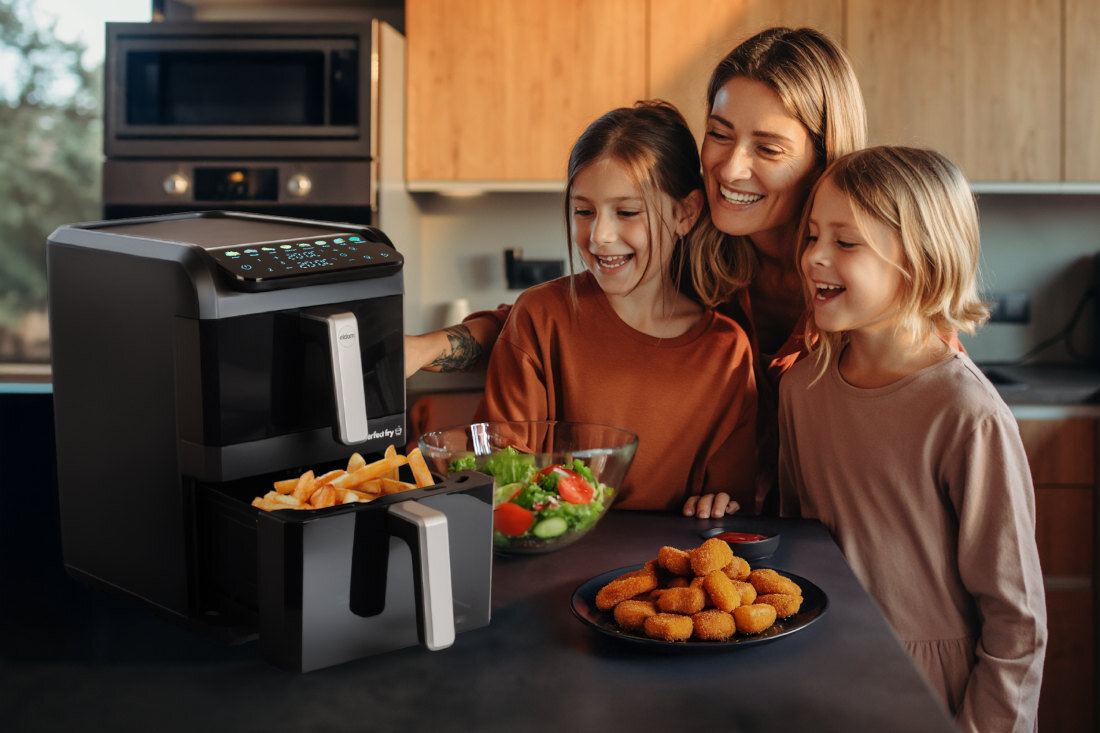 Air Fryer Frytkownica beztłuszczowa ELDOM FR300 10l z okienkiem do obserwacji postępów zdjęcie lifestyle Zdrowe gotowanie<