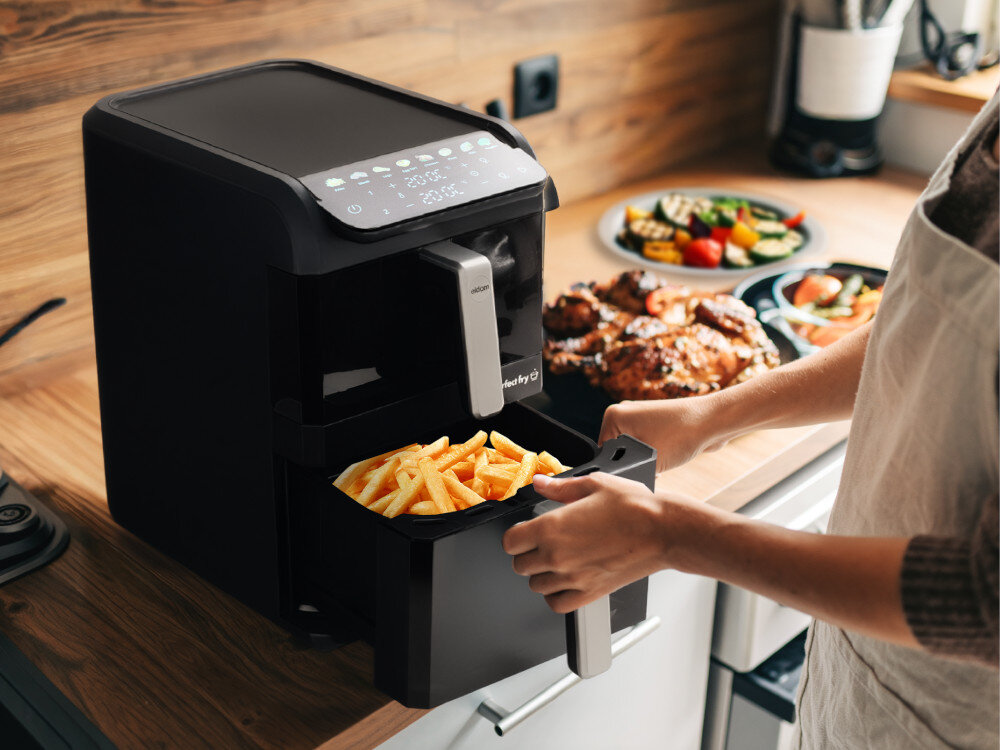 Air Fryer Frytkownica beztłuszczowa ELDOM FR300 10l z okienkiem do obserwacji postępów zdjęcie lifestyle Komfort użytkowania  pomaga ograniczyć nieprzyjemne zapachy Nienagrzewające się uchwyty zabezpieczenie przed przegrzaniem